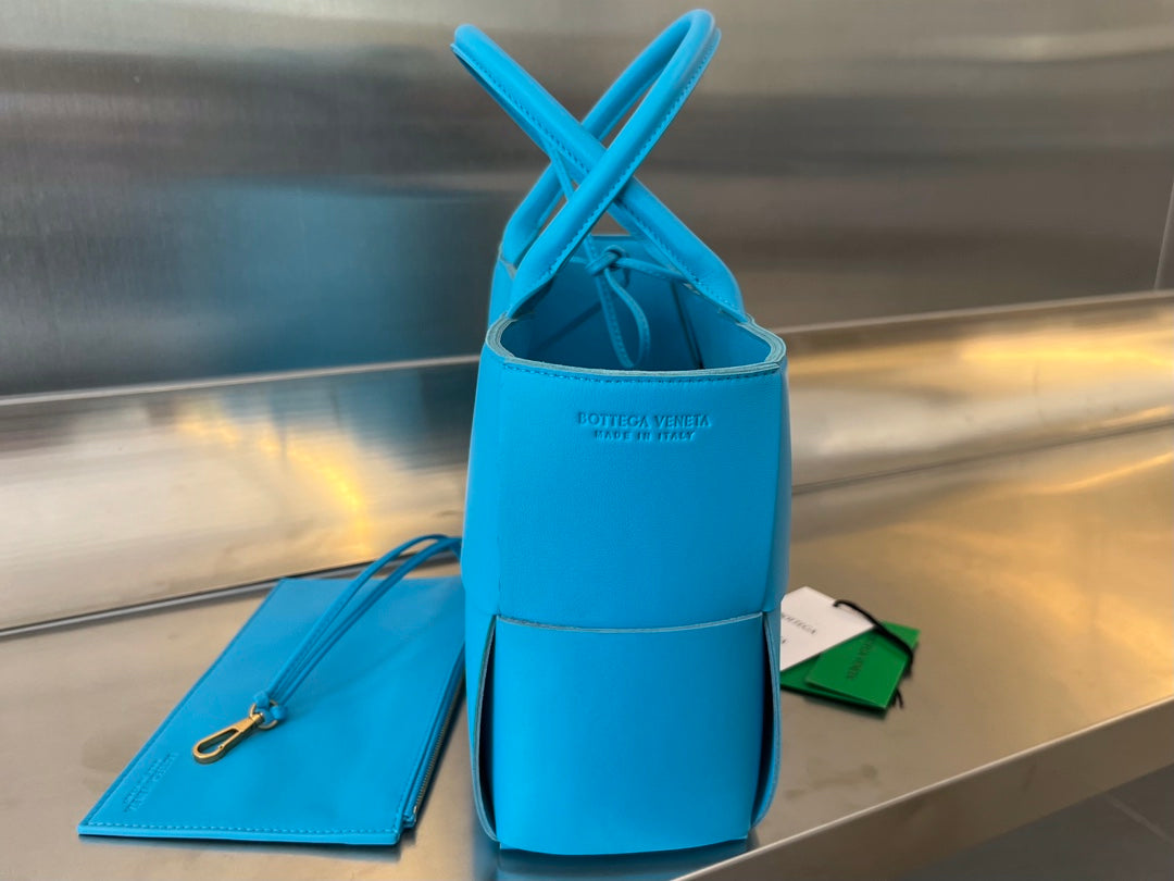 SMALL ARCO TOTE 30 IN CERULEAN BLUE LAMBSKIN