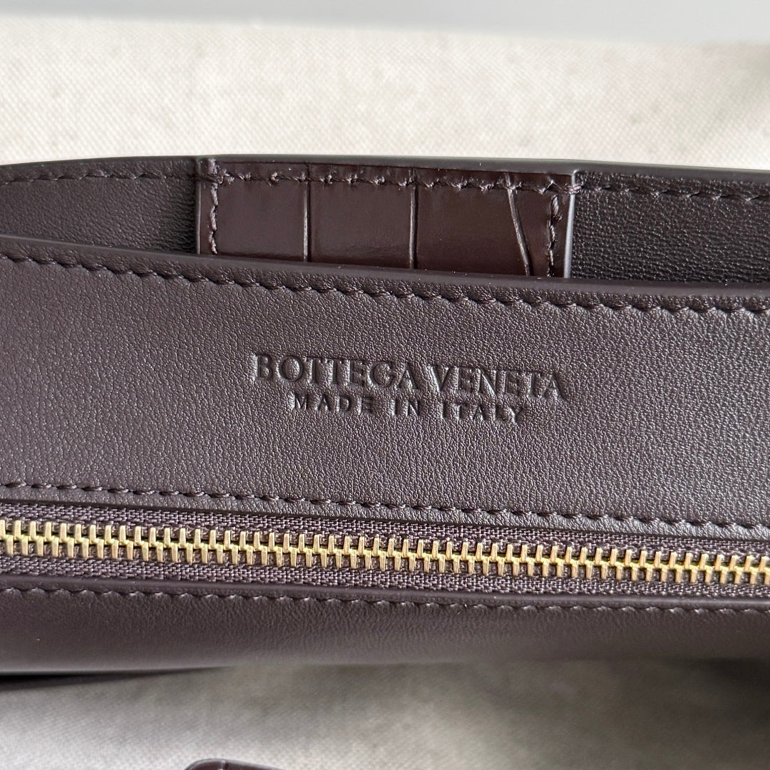 BOTTEGA VENETA 25S MEDIUM ANDIAMO 32 IN IVORY DARK BROWN CALFSKIN AND CANVAS