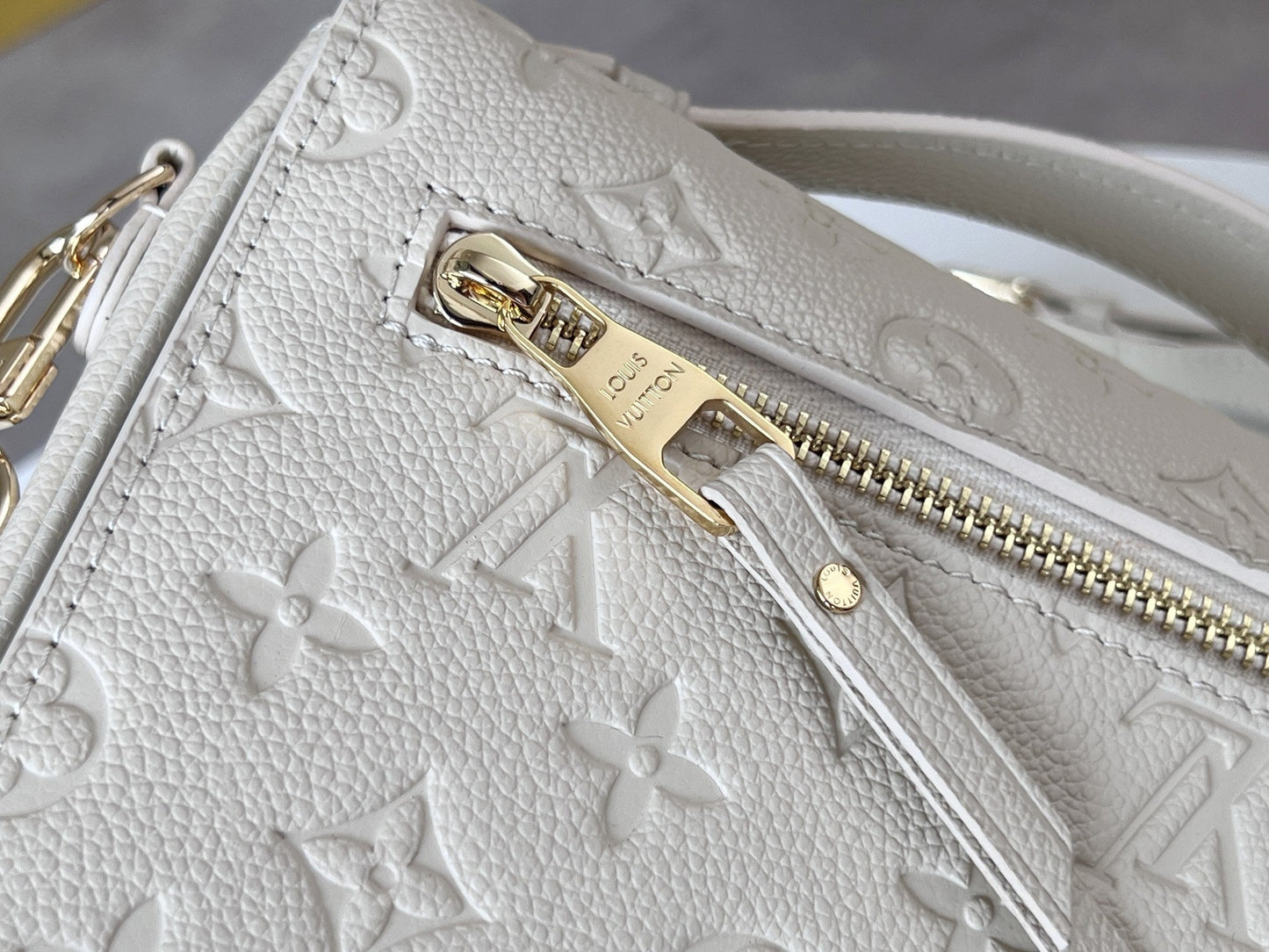 LV 25S POCHETTE METIS 25 IN WHITE MONOGRAM COATED CANVAS GOLD HARDWARE