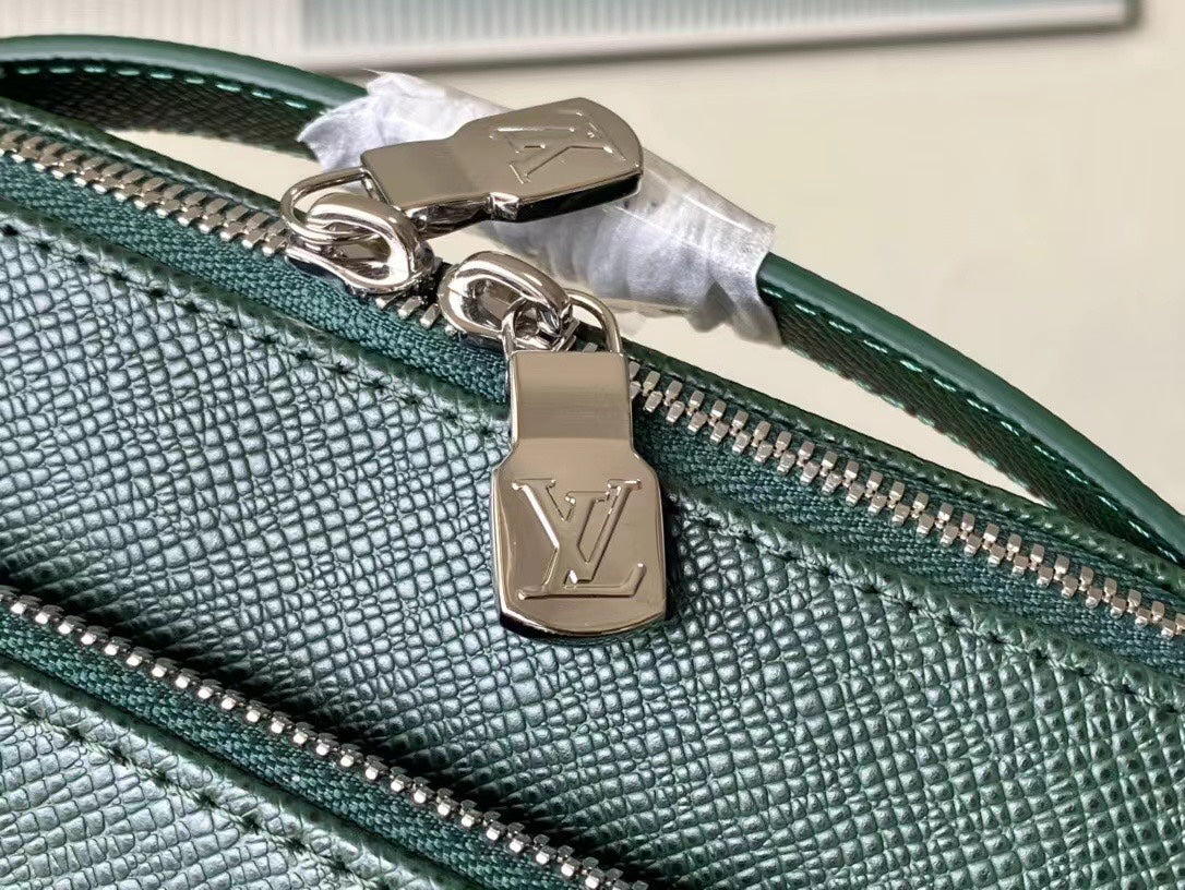 AVENUE MESSENGER 22 IN FOREST GREEN CALFSKIN