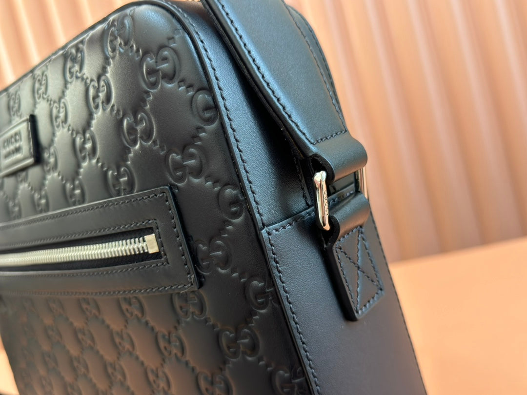 SIGNATURE MESSENGER BAG 28 IN BLACK GG CALFSKIN
