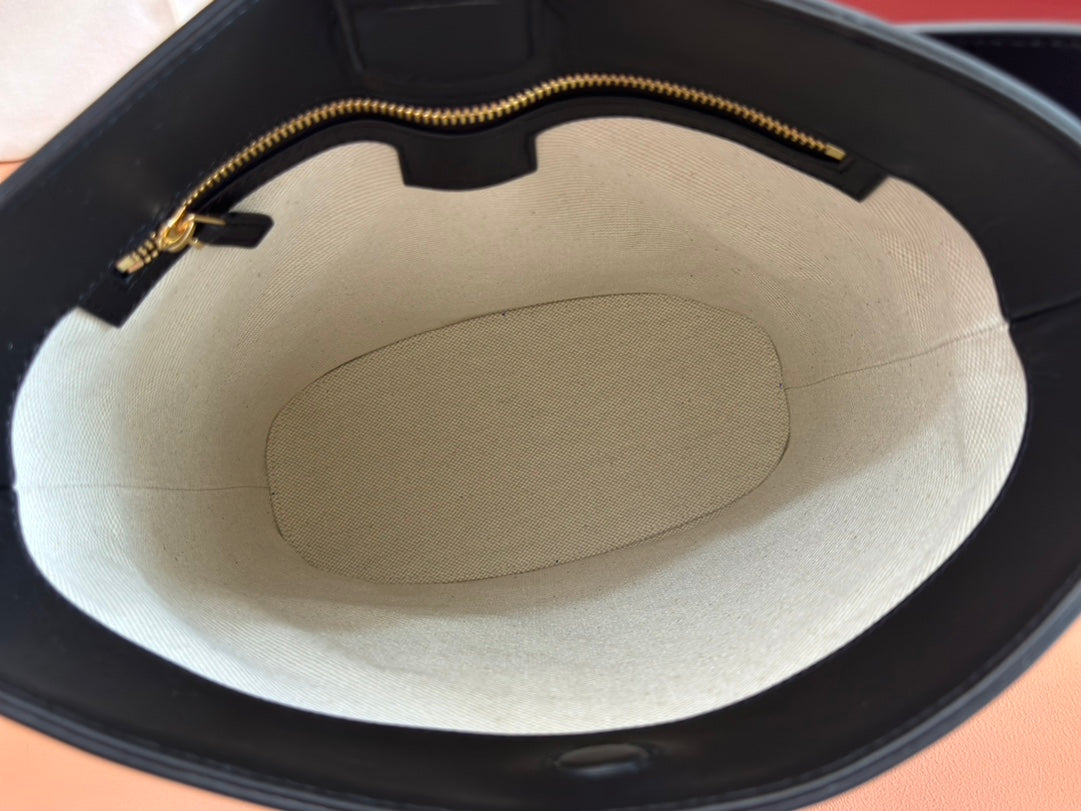 73 MEDIUM BUCKET BAG 27.5 IN BLACK SMOOTH CALFSKIN