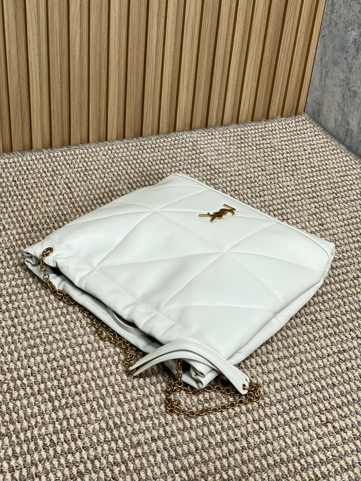 DRAWSTRING CHAIN STRAP SHOULDER BAG 39 IN WHITE QUILTED CALFSKIN