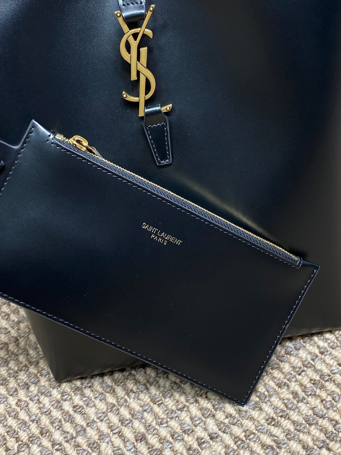 LE 37 MEDIUM BUCKET BAG 25 IN BLACK CALFSKIN GOLD HARDWARE