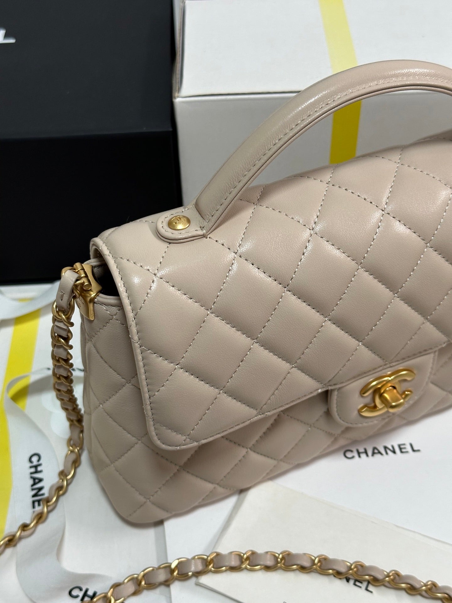 FLAP BAG WITH HANDLE 25 IN BEIGE LAMBSKIN GOLD PLATED METAL