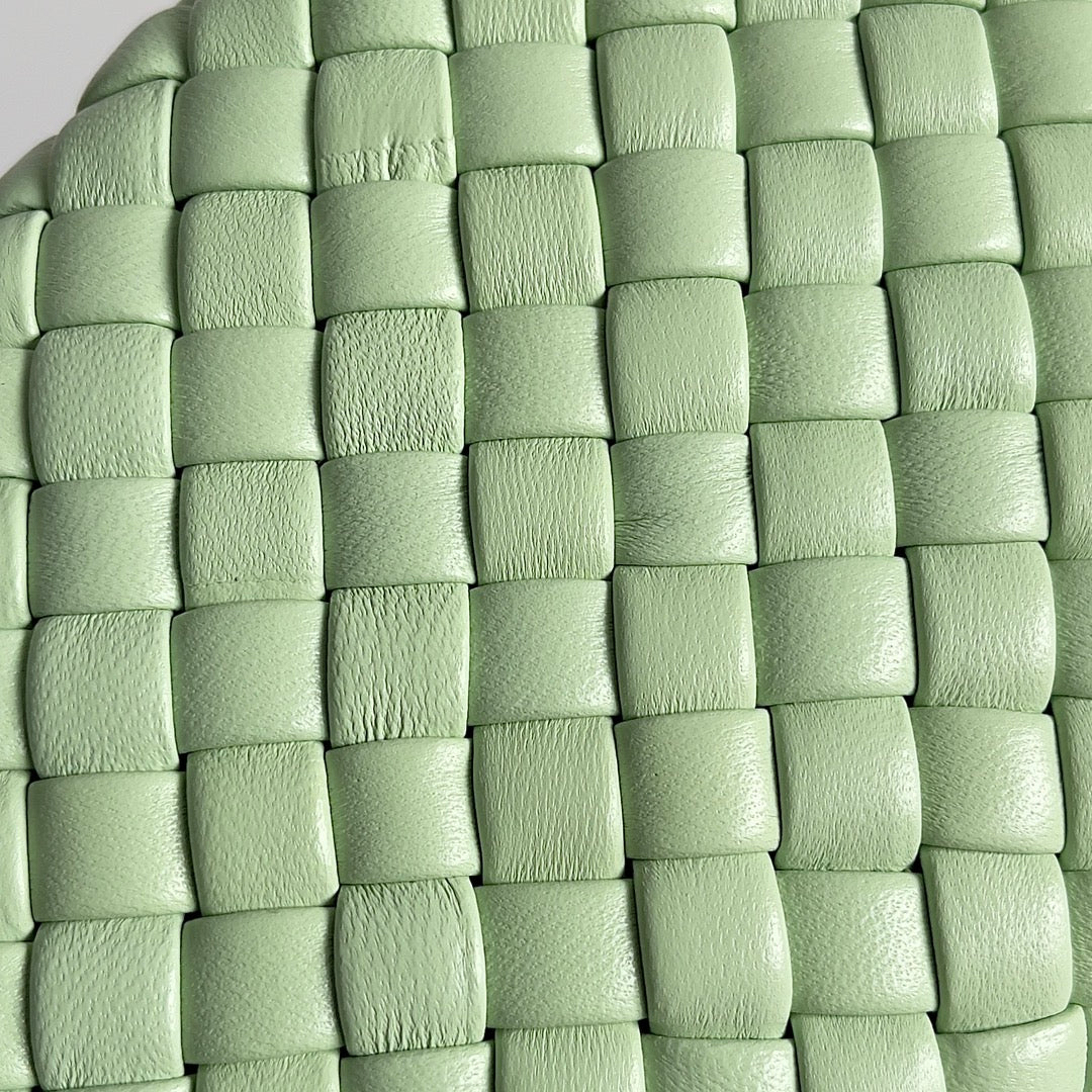 KNOT CHAIN CLUTCH 20.5 IN LIGHT GREEN LAMBSKIN