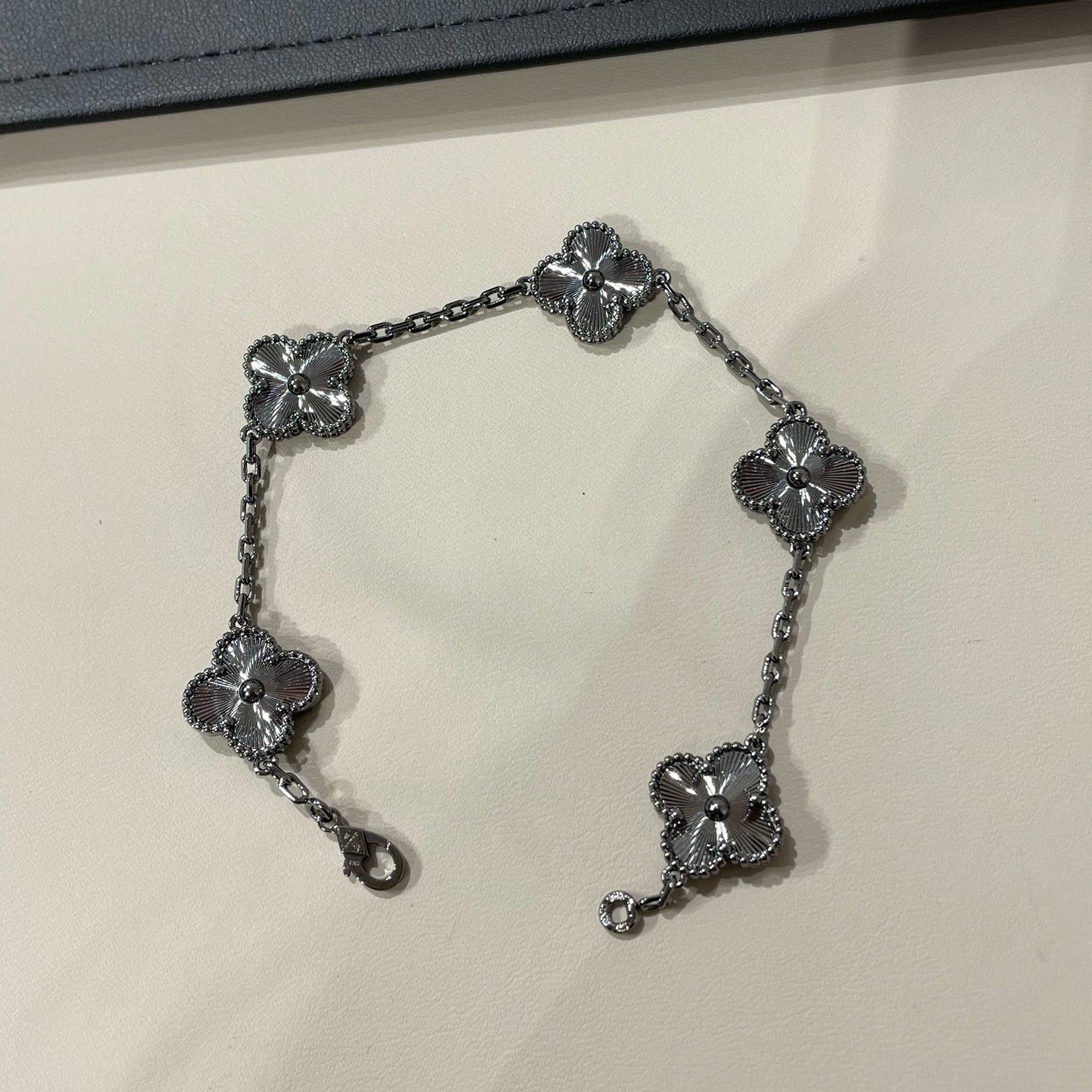 [basloveJW]クローバー5モチーフ ブラックブレスレット