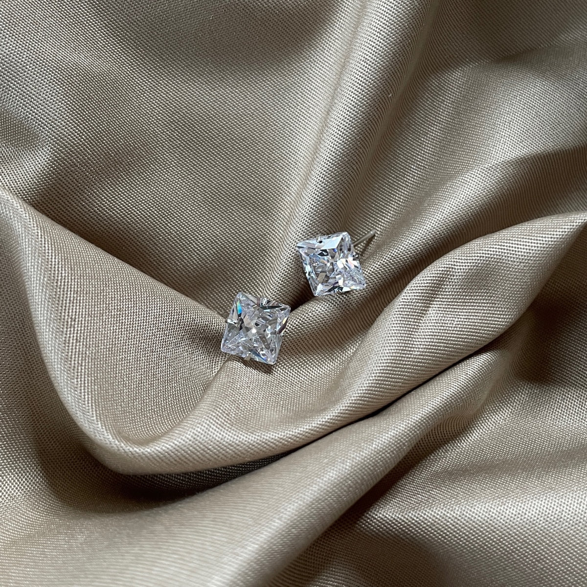[AURORA]Stylish Shiny Square Center Stone Stud Earrings