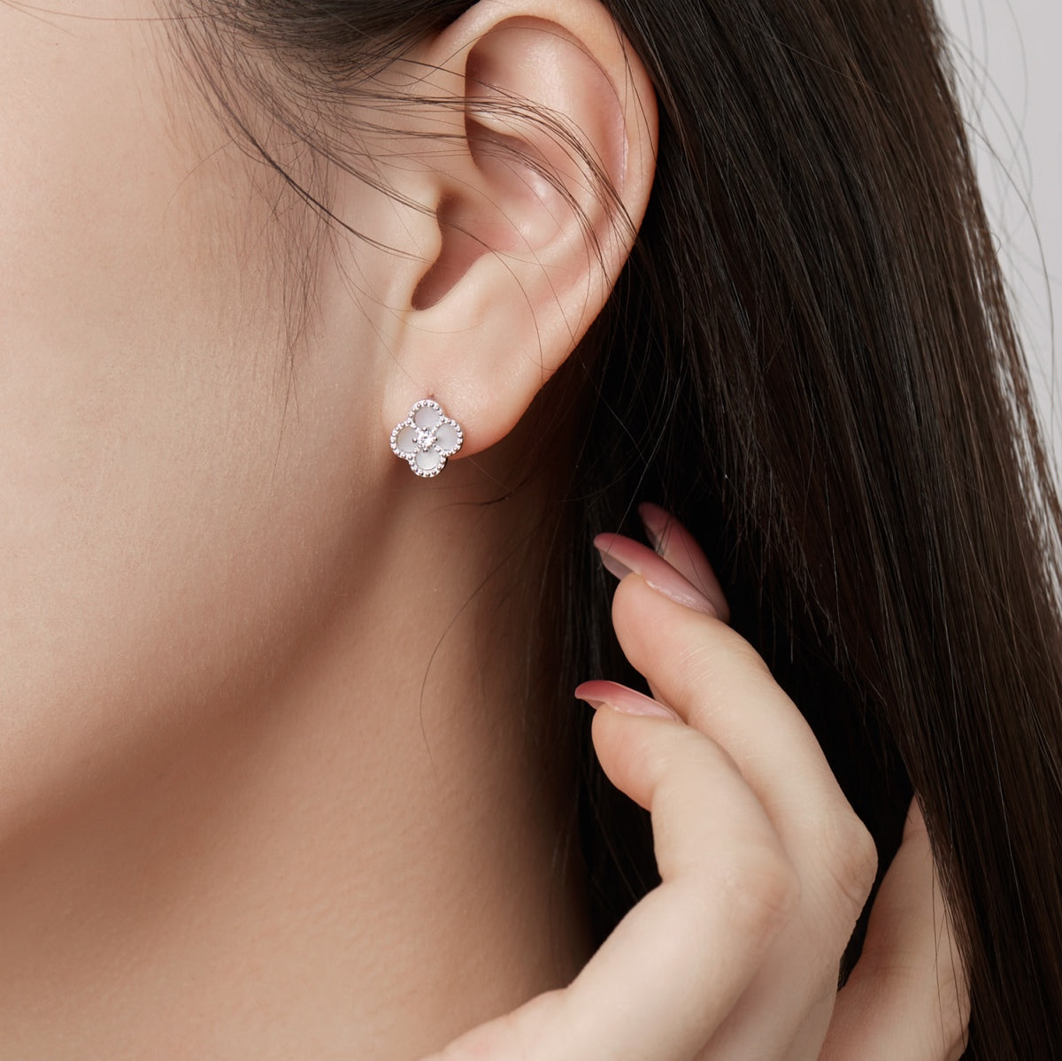 [AURORA]四つ葉のクローバーフラワーシェイプの美しいピアス