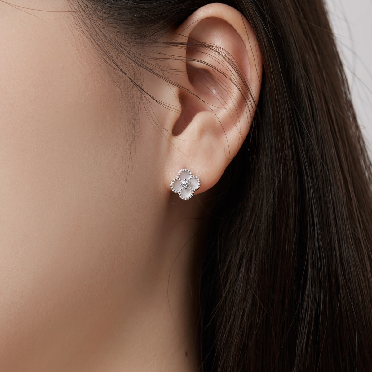 [AURORA]四つ葉のクローバーフラワーシェイプの美しいピアス