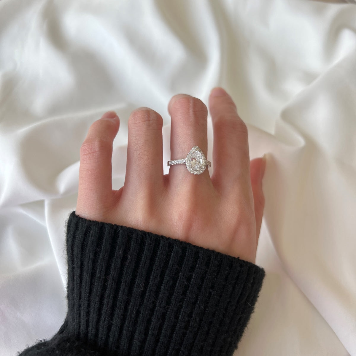 [AURORA]1.0 Carat Luxurious Resplendent Water Drop Shape Wedding Ring