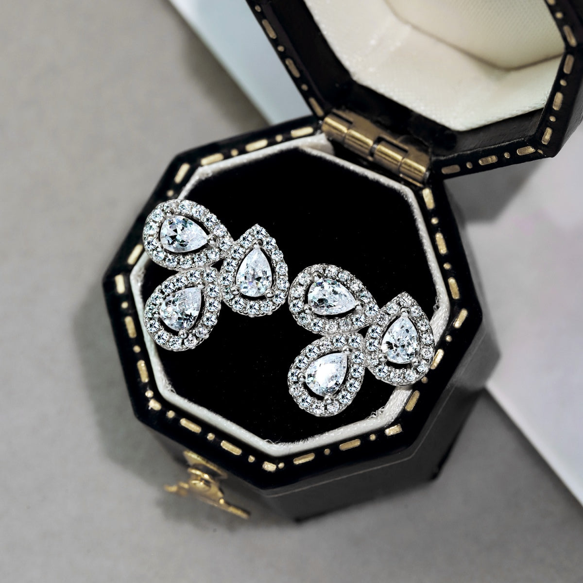 [AURORA]Ornate Flower Shape Pear Cut Lover Earrings