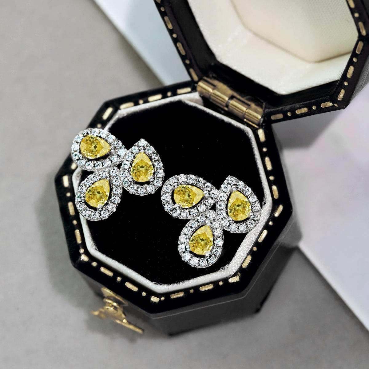 [AURORA]Ornate Flower Shape Pear Cut Lover Earrings