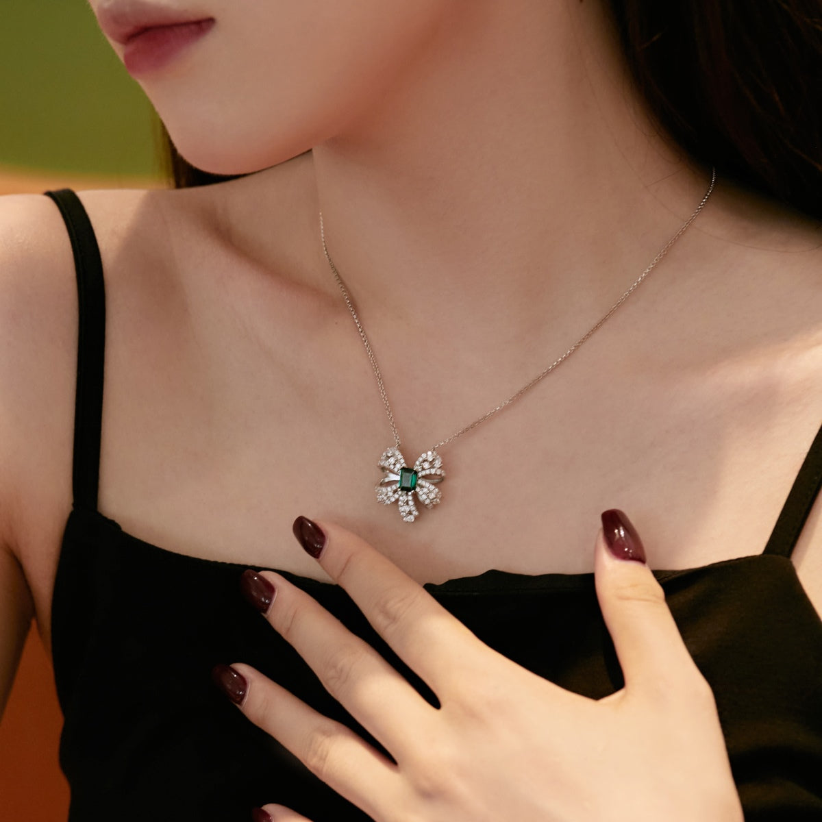 [AURORA]Luxurious Flower Shape Emerald Cut Necklace