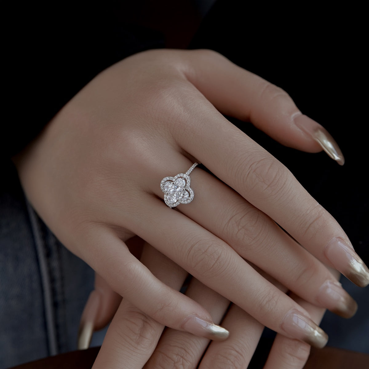 [AURORA]Luxurious Eternity Flower Shape Banquet Ring