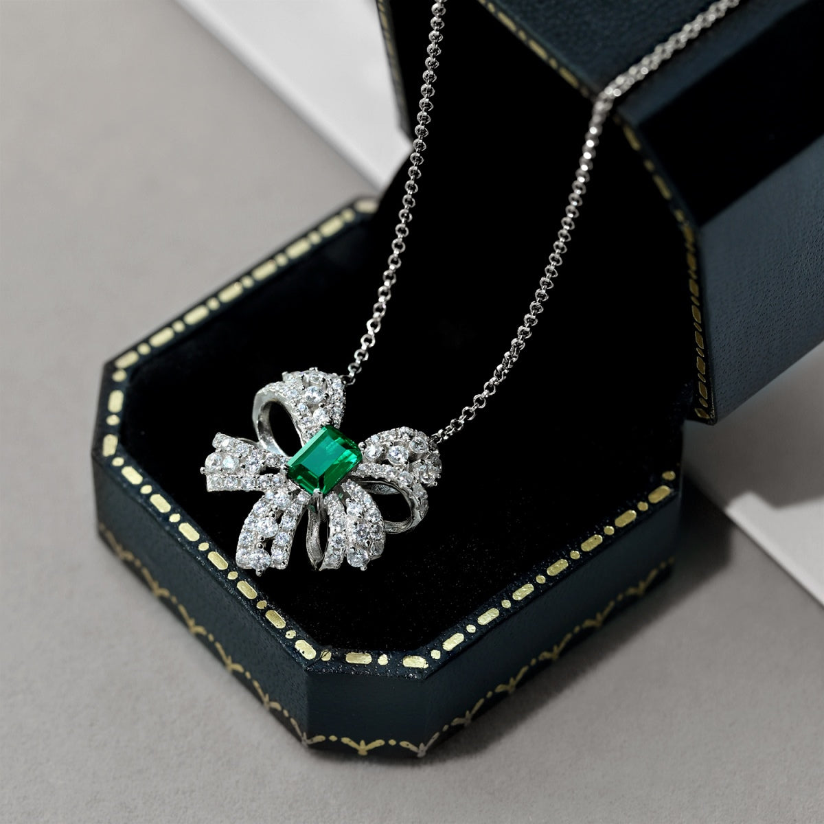 [AURORA]Luxurious Flower Shape Emerald Cut Necklace
