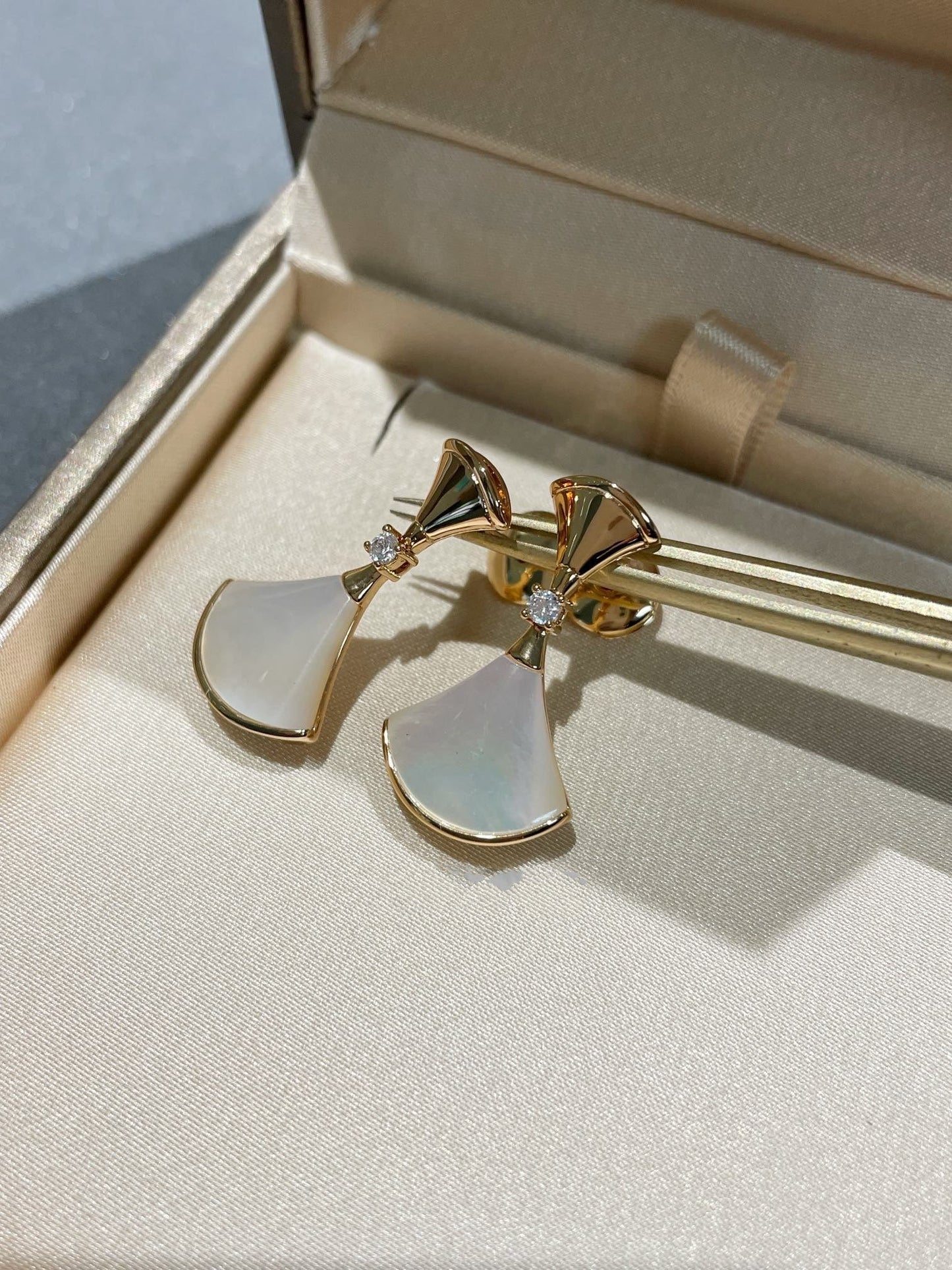 [AURORA]DREAM MOP 1 DIAMOND EARRINGS