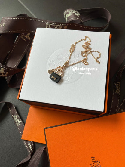 [AURORA]CONSTANCE SCHWARZER ANHÄNGER ROTGOLD HALSKETTE