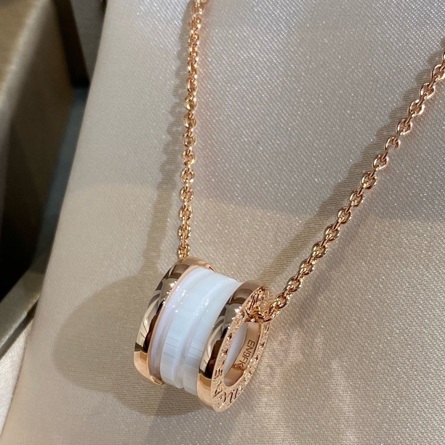 [AURORA]ZERO 1 WHITE CERAMIC PINK GOLD NECKLACE