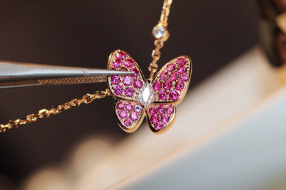 [basloveJW]HALSKETTE MIT ROTEN DIAMANTEN UND SCHMETTERLINGEN AUS ROSÉGOLD