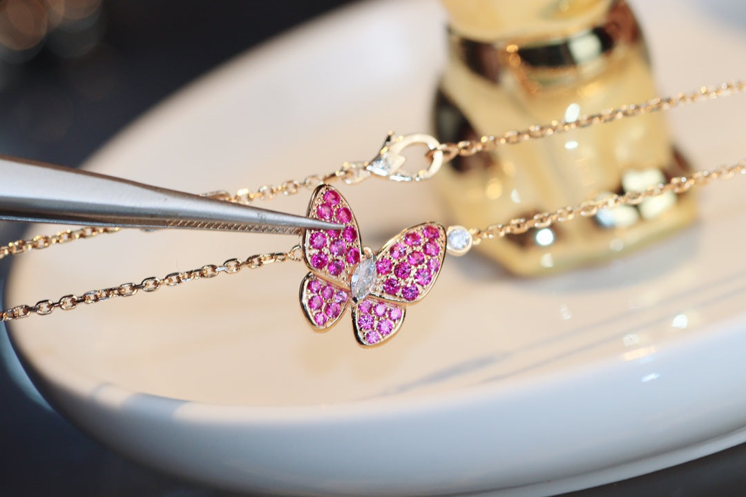 [basloveJW]HALSKETTE MIT ROTEN DIAMANTEN UND SCHMETTERLINGEN AUS ROSÉGOLD