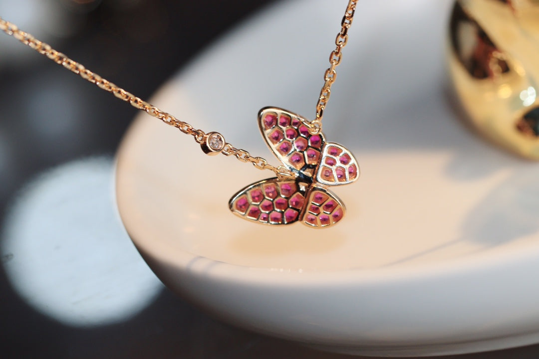 [basloveJW]HALSKETTE MIT ROTEN DIAMANTEN UND SCHMETTERLINGEN AUS ROSÉGOLD