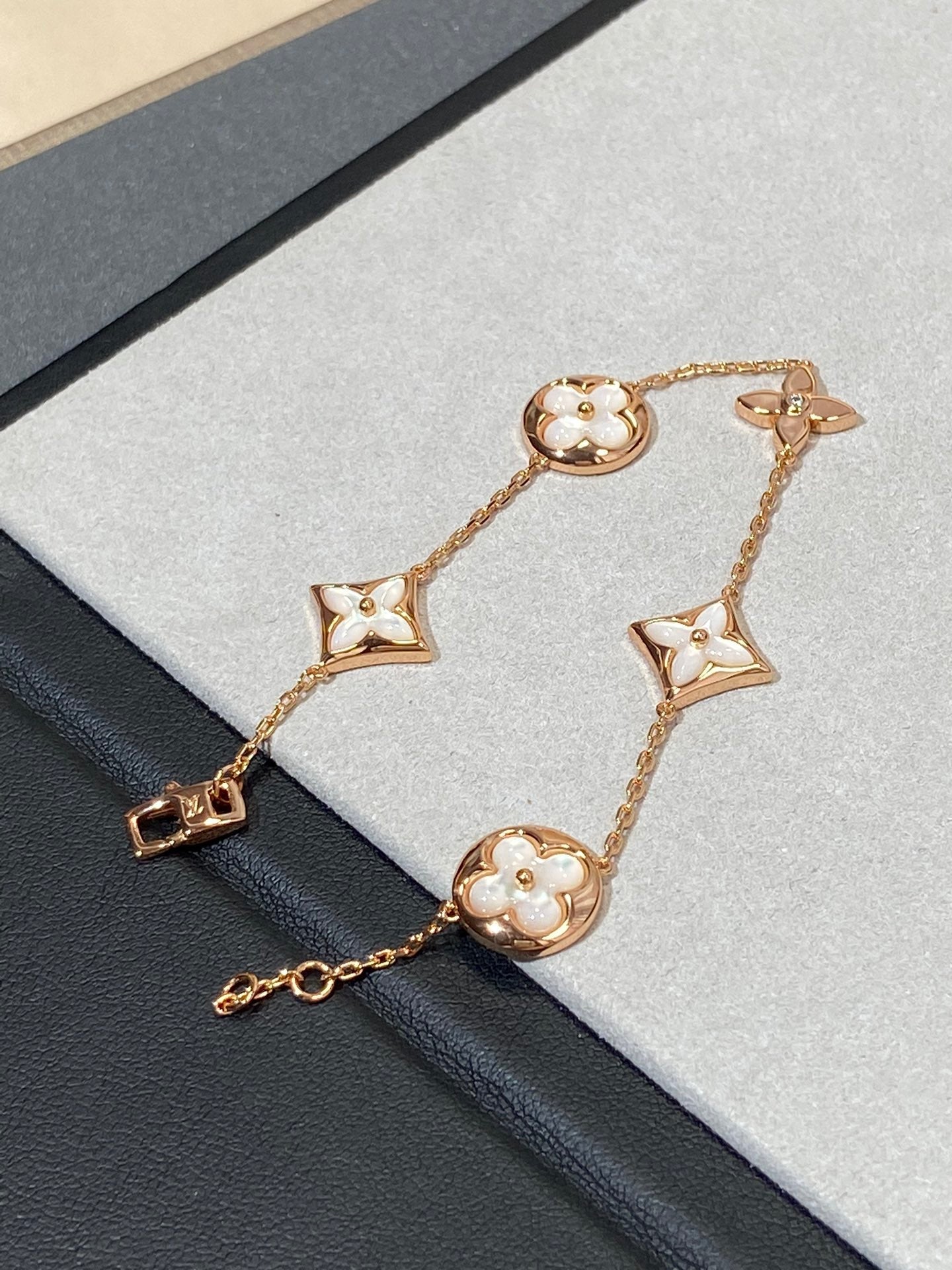[AURORA]STAR AND SUN 5 MOTIF MOP PINK GOLD BRACELET