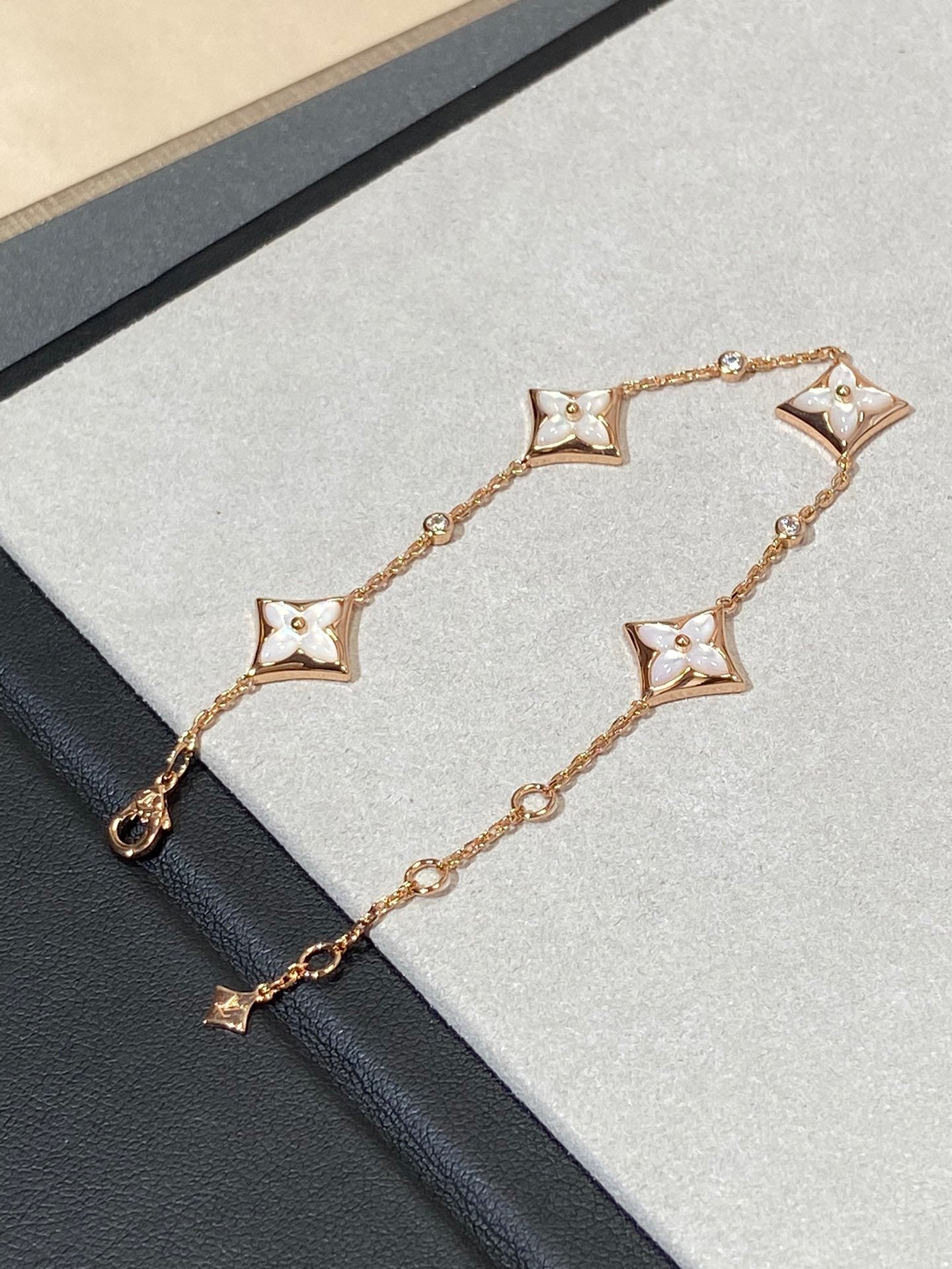 [AURORA] STAR 4 MOTIV MOP DIAMOND ROSÉGOLDARMBAND