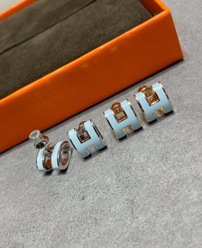 [AURORA]POP H SKY BLUE STUD EARRINGS