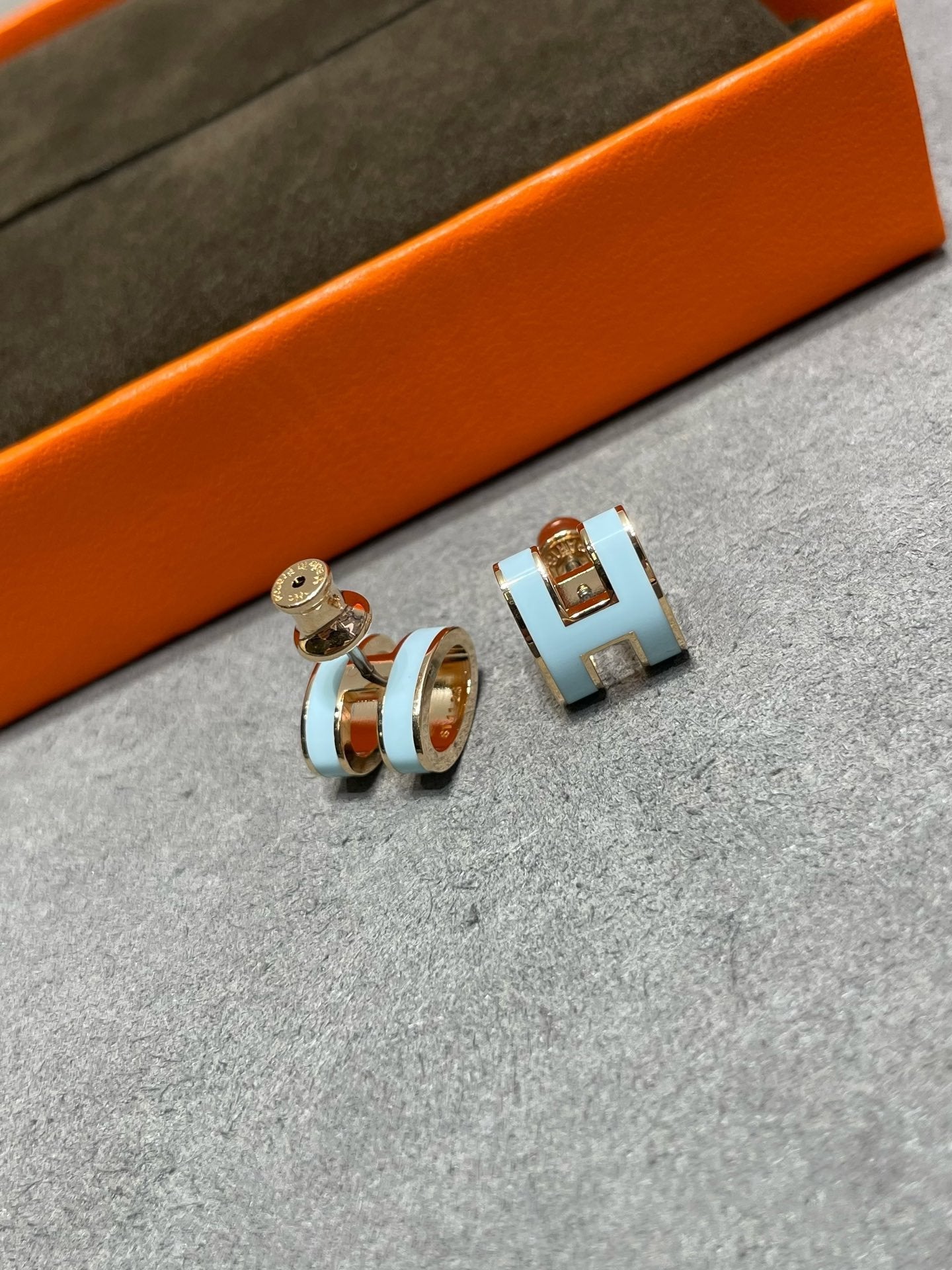 [AURORA]POP H SKY BLUE STUD EARRINGS