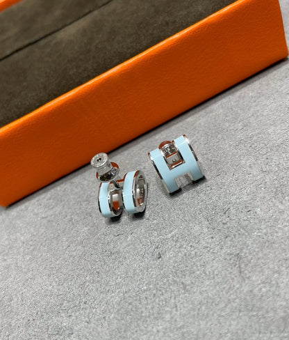 [AURORA]POP H SKY BLUE STUD EARRINGS