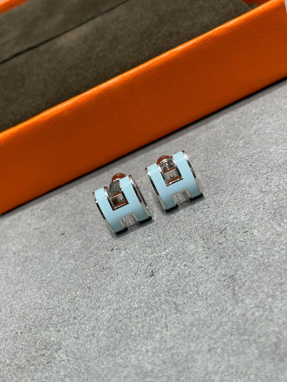 [AURORA]POP H SKY BLUE STUD EARRINGS