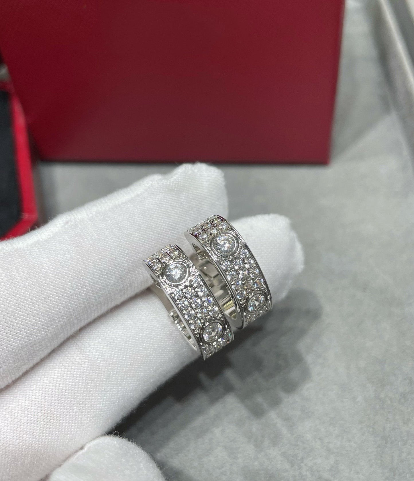 [AURORA]LOVE 5.5MM DIAMOND PAVED EARRINGS