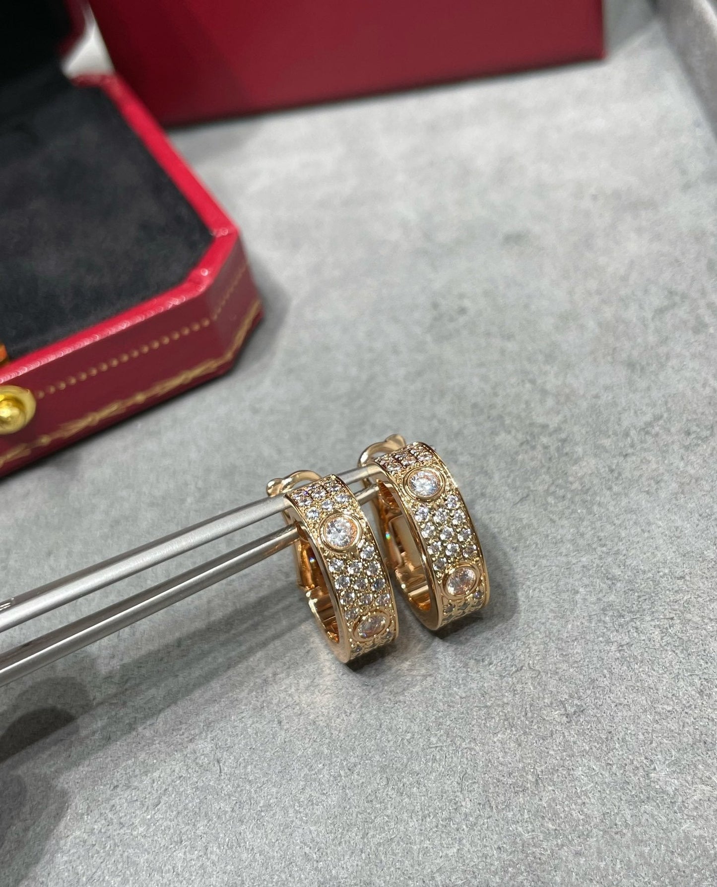 [AURORA]LOVE 5.5MM DIAMOND PAVED EARRINGS