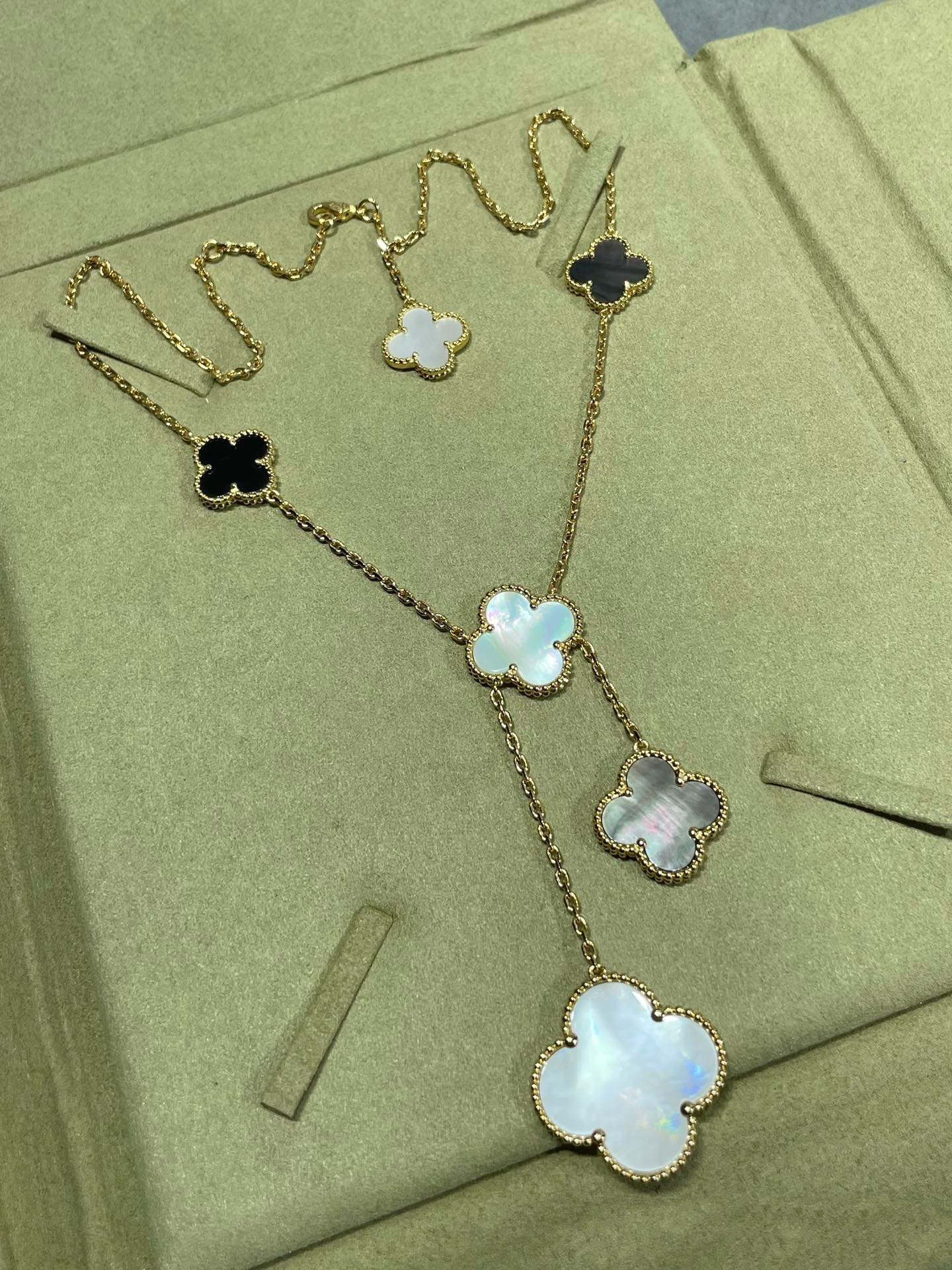 [AURORA]CLOVER 6 MOTIF MOP ONYX GOLD NECKLACE