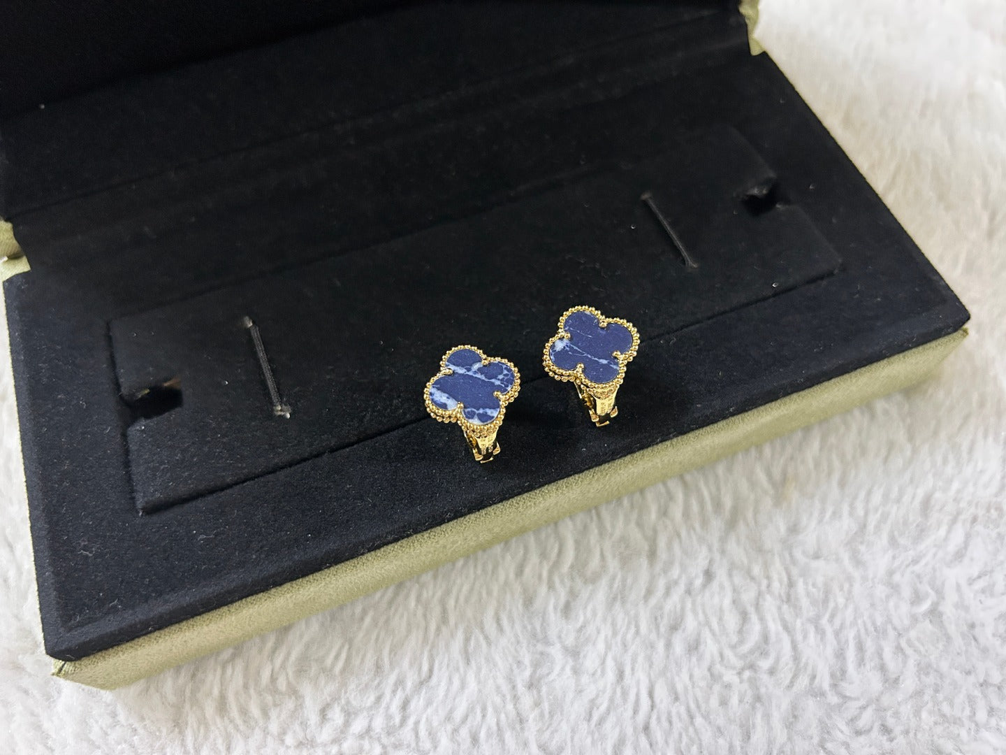 [AURORA]CLOVER PIETERSITE MEDIUM STUD EARRINGS