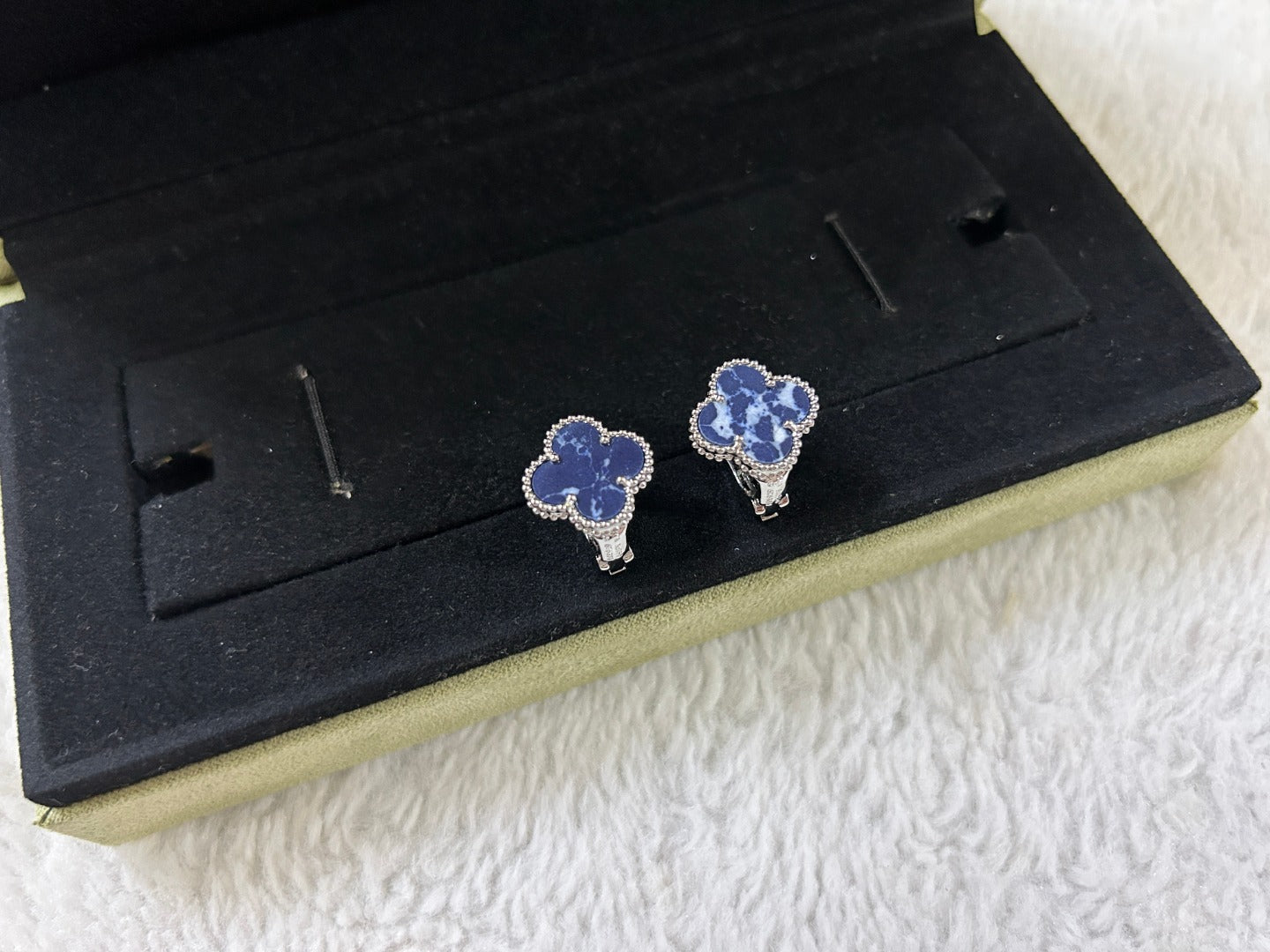 [AURORA]CLOVER PIETERSITE MEDIUM STUD EARRINGS