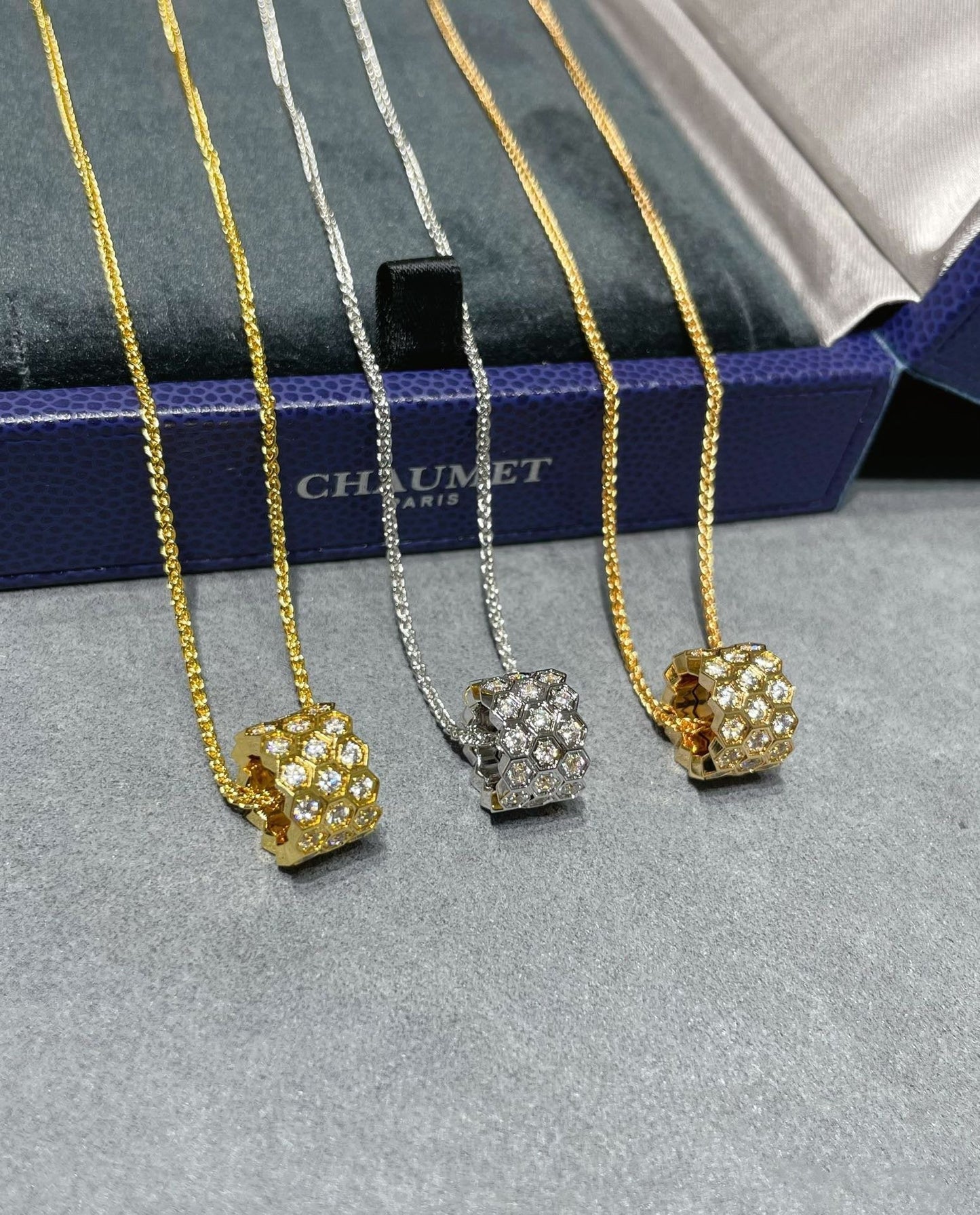 [AURORA]BEE LOVE DIAMOND PAVED 3 ROW NECKLACE