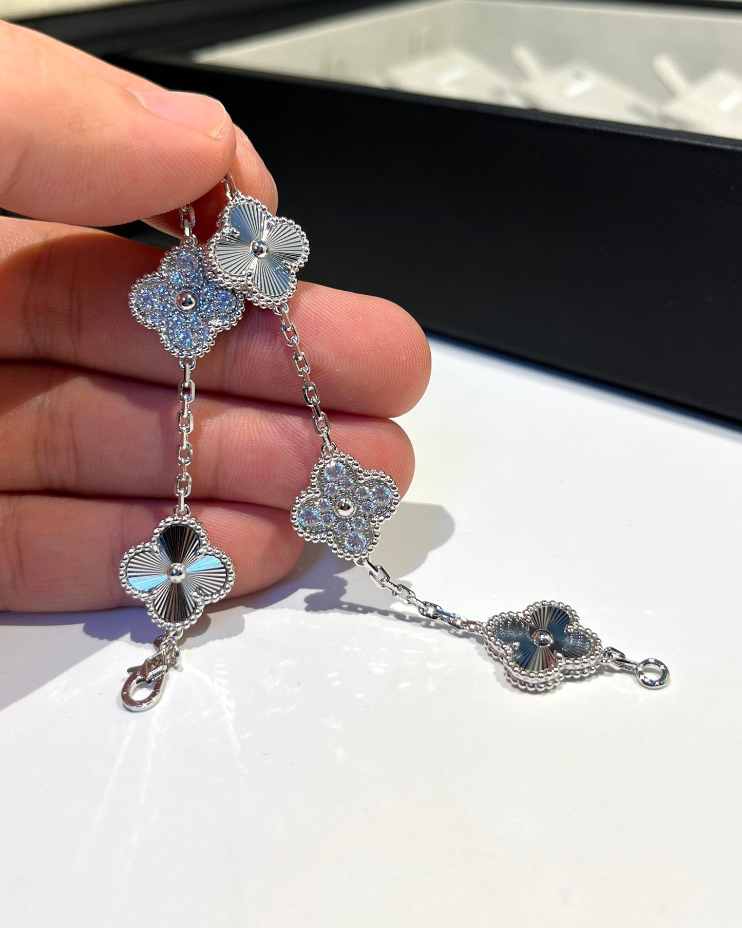 [basloveJW]Silberarmband mit 5 Kleeblatt-Motiven und Diamanten