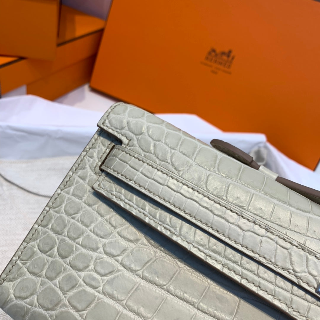 KELLY CUT 31 IN PEARL GRAY ALLIGATOR LEATHER WITH SILVER HARDWARE (MADE-TO-ODER)