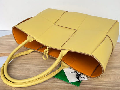 ARCO TOTE 36 IN CHENIN YELLOW CALFSKIN