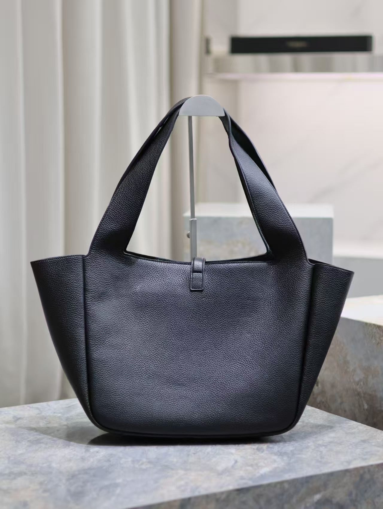 LE 5 À 7 BEA IN GRAINED LEATHER BLACK