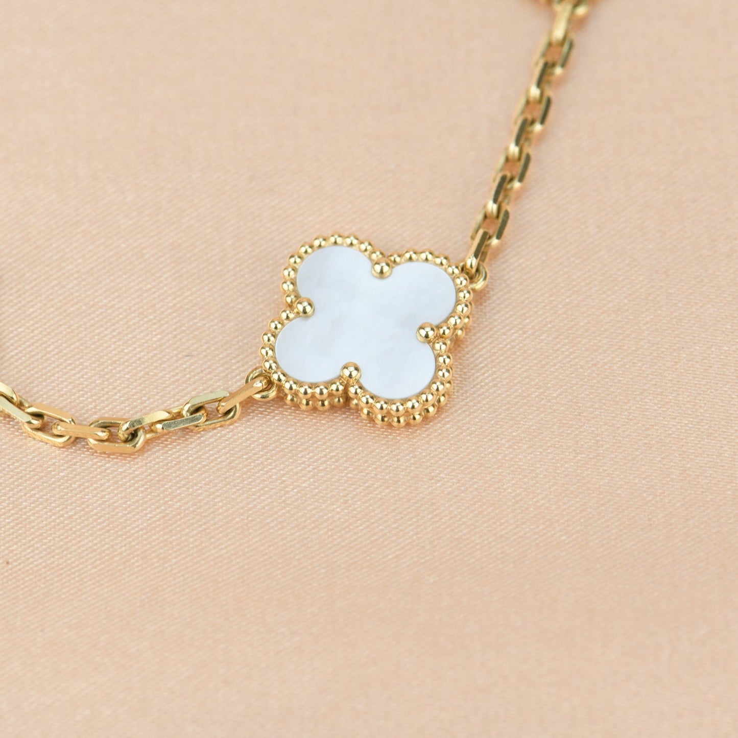 [AURORA]CLOVER  5 MOTIF WHITE MOP BRACELET