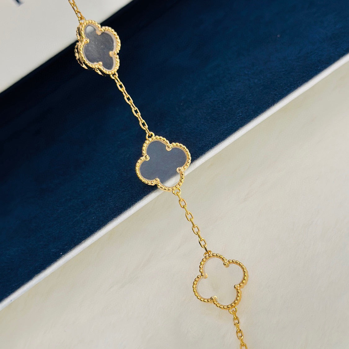 [AURORA]CLOVER 5 MOTIF ROCK CRYSTAL PINK GOLD BRACELET
