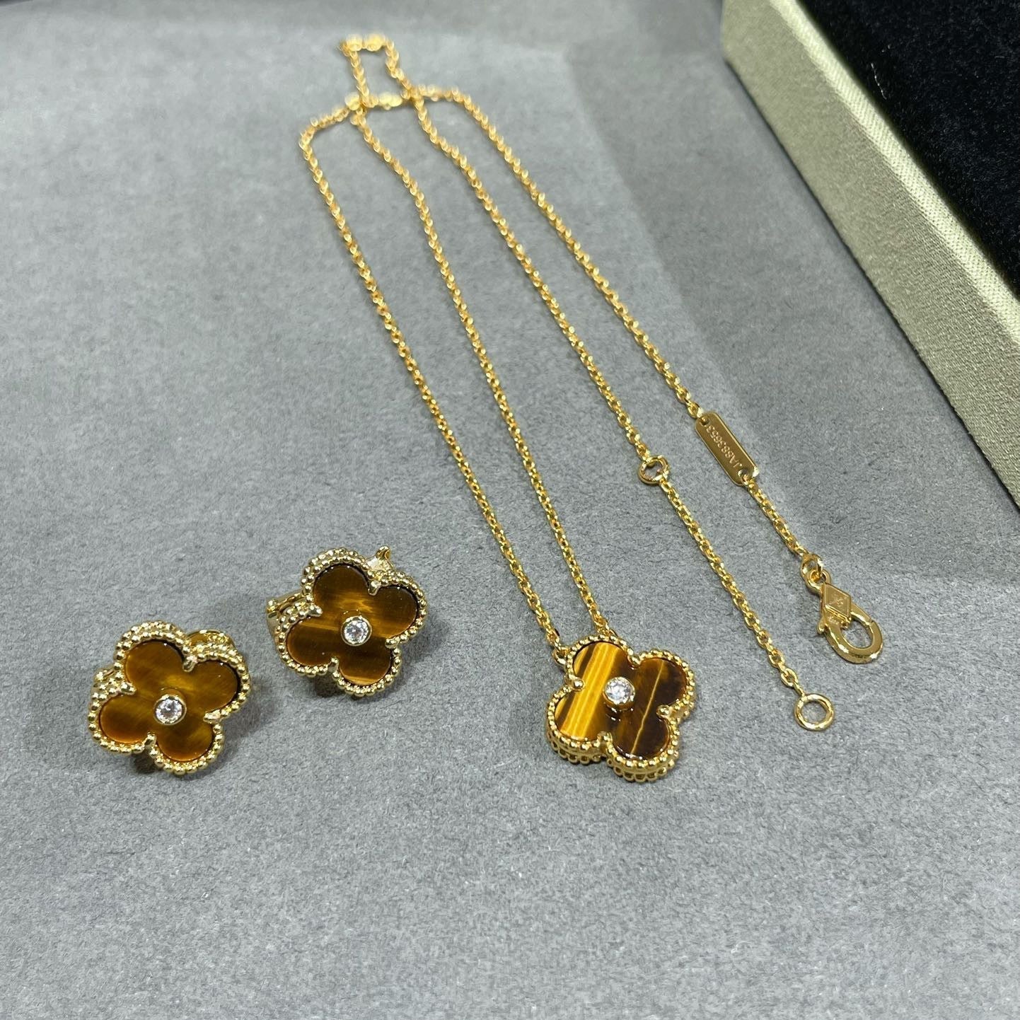 [AURORA]CLOVER 15MM DIAMOND AND YELLOW TIGER'S EYE AGATE necklace