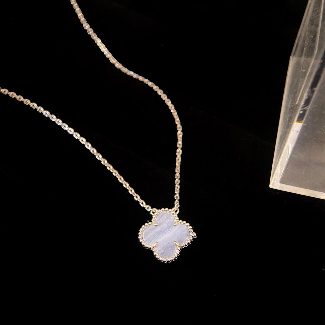 [AURORA]CLOVER 15MM BLUE CHALCEDONY NECKLACE SILVER
