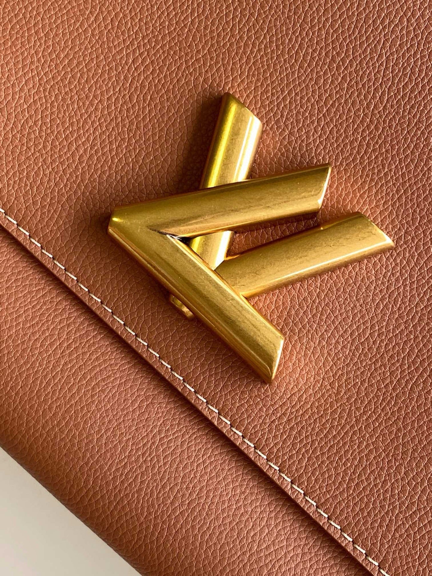 SOFT TWIST 27 IN COGNAC CALFSKIN GOLD LOGO