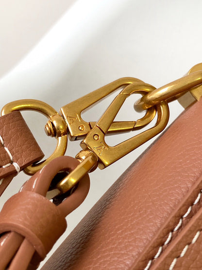 SOFT TWIST 27 IN COGNAC CALFSKIN GOLD LOGO