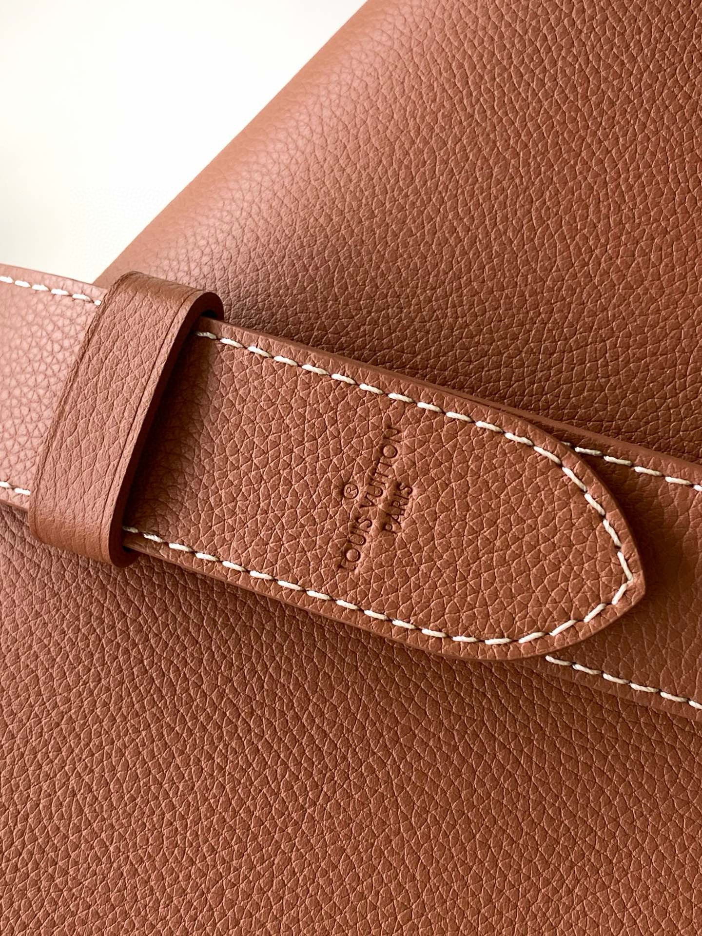 SOFT TWIST 27 IN COGNAC CALFSKIN GOLD LOGO