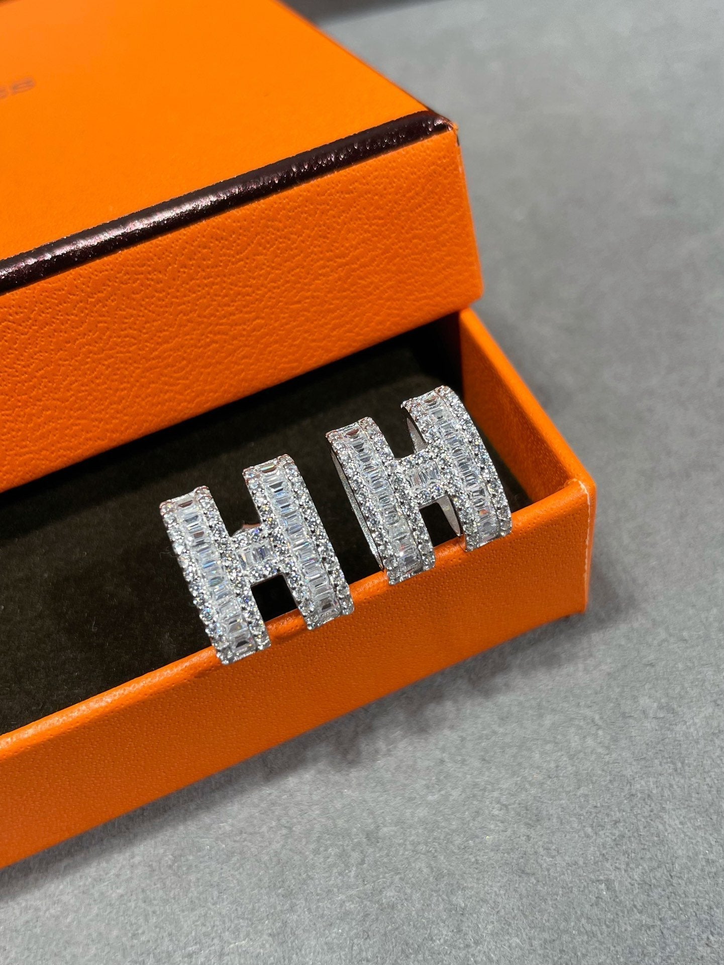 [AURORA]H STUD EARRINGS WITH SILVER DIAMONDS